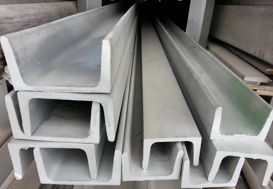 Perfis de aço suaves galvanizados SOLDADO do EN S235JR S275JR S355JR A36 SS400 da canaleta em U de ASTM